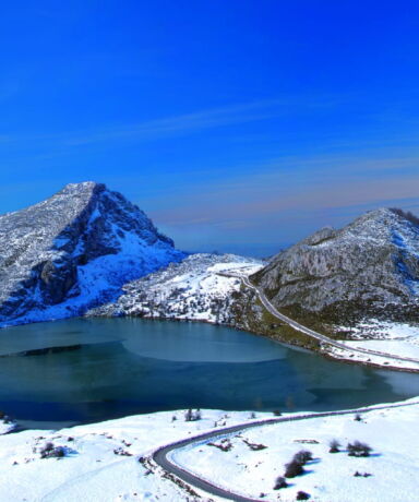 Lago Enol con el entorno nevado