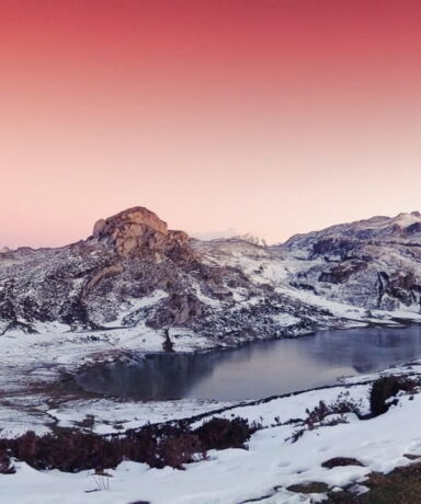 Lago de Covadonga con el entorno nevado