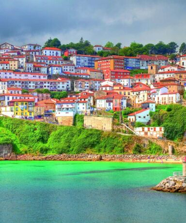 Vista de Lastres desde el mar