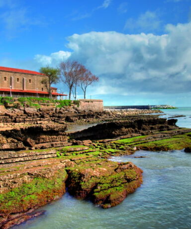 Iglesia junto al mar en Luanco