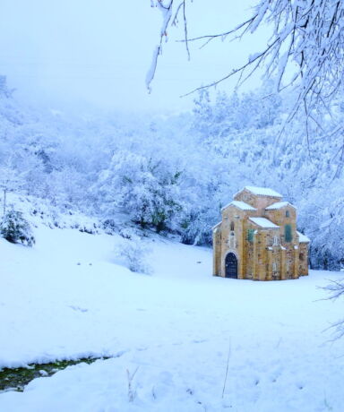 Iglesia de San Miguel de Lillo en Oviedo con los alrededores nevados