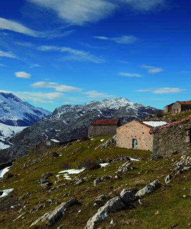 Cabañas de piedra en la montaña